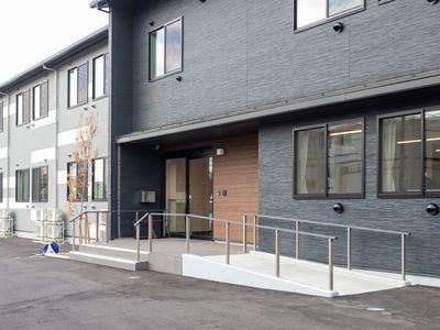 スロープ付きの建物外観