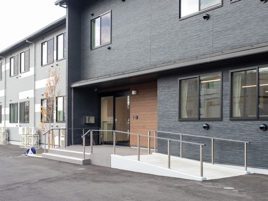 スロープ付きの建物外観