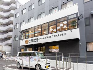 明るい外観の施設