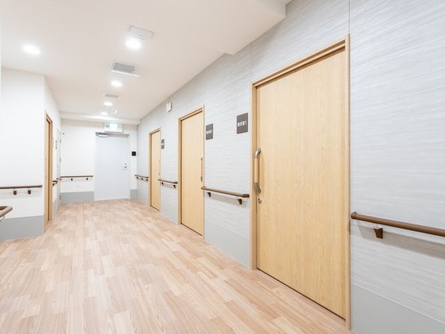 和やかな廊下の風景 廊下 手すり沿いの清潔感ある廊下です。ゆったりとした通路は、安心してお過ごしいただけます。