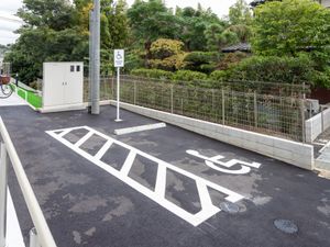 手を伸ばし笑顔の方々