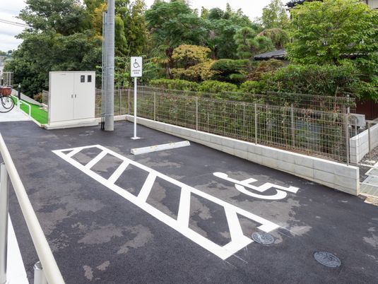 手を伸ばし笑顔の方々