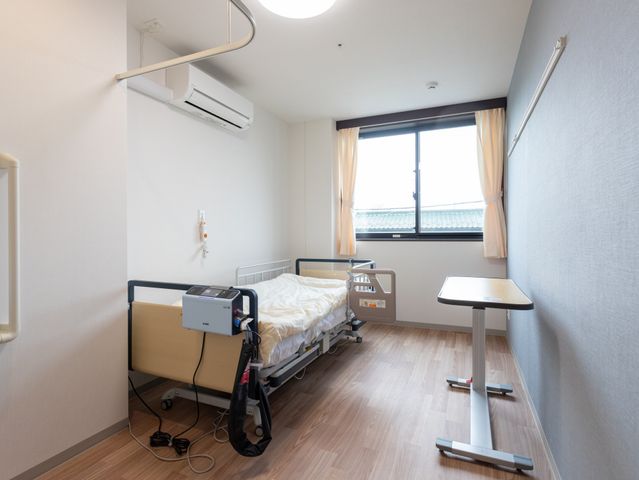 居心地の良い居室空間 居室 広々として清潔感のある個室です。ベッドやテーブルも備え付けられ、快適な日々を過ごせる工夫が見られます。
