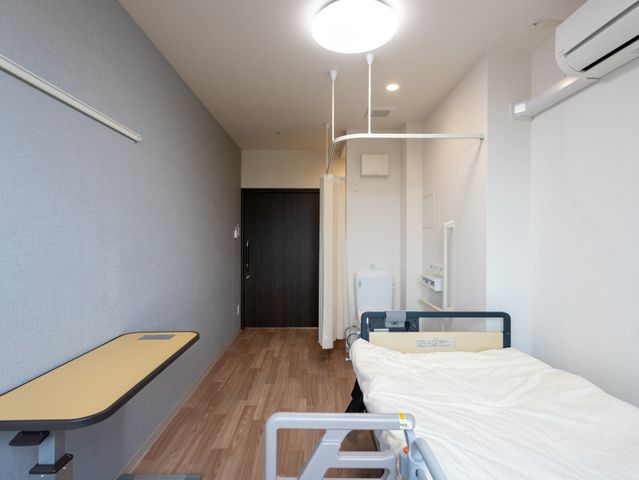 居室の清潔な空間 居室 明るく清潔な個室で、ゆとりを持って快適に過ごせる空間です。必要な設備が整い、安心して生活できます。