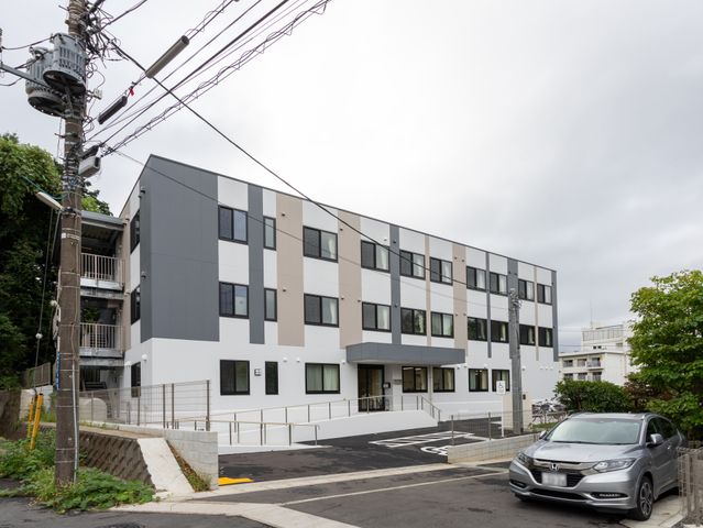 ゆったりとした外観 外観 広々として明るい雰囲気の建物で、バリアフリー設計が配慮されています。安心して毎日を過ごせる空間です。