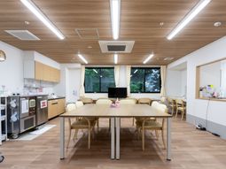 明るい共有ダイニングスペース