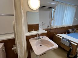 洗面台とベッドのある居室