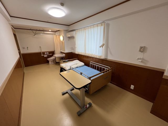 ゆとりある快適居室 居室 ゆったりと配置された家具が印象的な居室です。窓からの自然光が明るい雰囲気を演出しています。