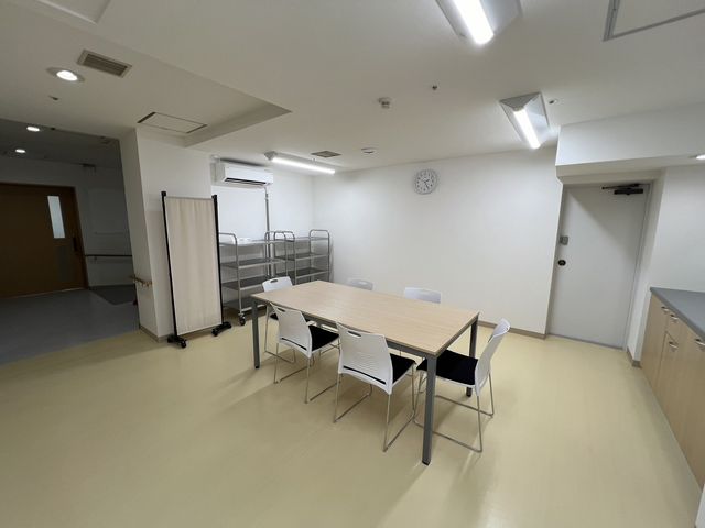 共有スペースの一角 多目的室 清潔感のある暖かみの空間で、日々の活動や交流が楽しめる多目的室です。