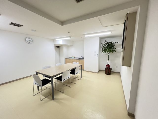 ゆったりとした多目的室 多目的室 シンプルで清潔感のある空間です。植物が置かれ、穏やかな雰囲気で過ごせるよう配慮されています。