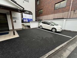 外観と駐車スペース