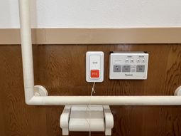 手すりとコールボタンの廊下