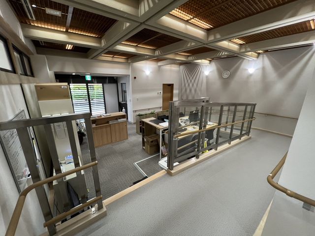 広々とした明るいロビー ロビー 開放的なロビーは、明るく落ち着いた雰囲気。ゆとりある空間で訪客をお迎えします。