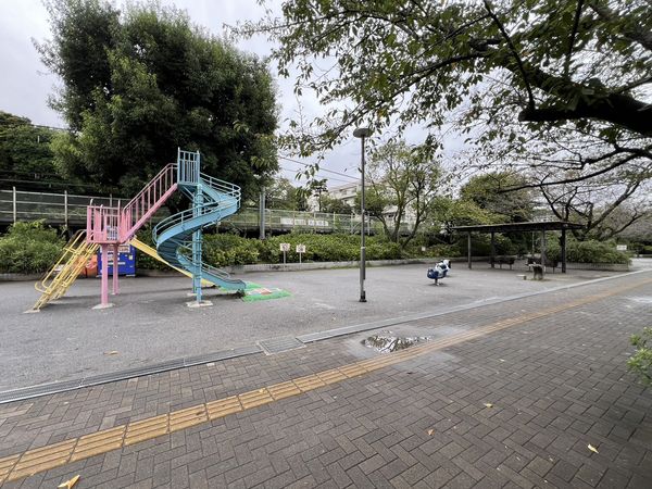 中庭の遊具と休憩スペース