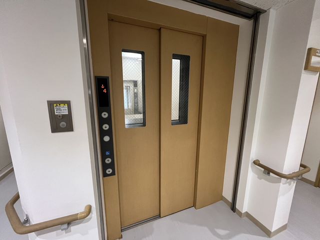 ゆったりとしたエレベーター エレベーター 手すりが設置された安全なエレベーターです。ご高齢の方でも安心して移動ができます。