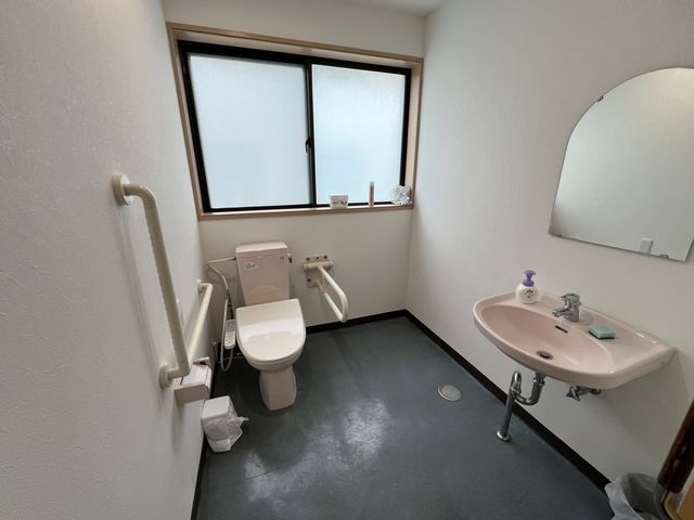 バリアフリー設計のトイレ トイレ 手すりが設置された清潔感のあるトイレです。安心してご利用いただける工夫が施されています。