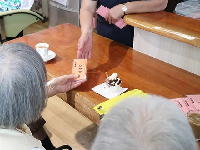 ゲームを楽しむ様子 居室 居室 ゆったりとした居室で、ご入居者同士がゲームを楽しんでいる様子です。コミュニケーションを大切にした日常が垣間見えます。