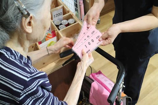 笑顔で商品選び中庭