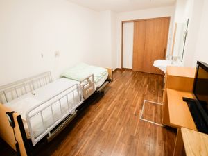 居室のベッドと洗面台  