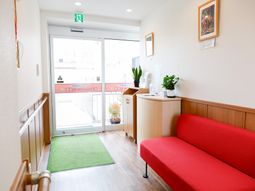 入口に赤いベンチの空間