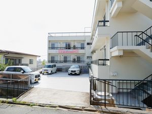 明るい外観の施設