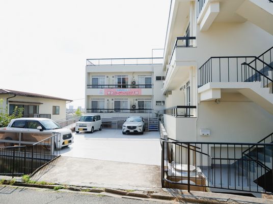 明るい外観の施設