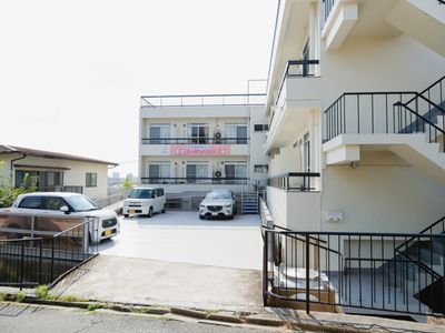 明るい外観の施設
