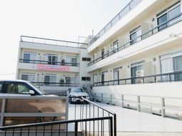 明るい日差しの外観