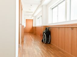 廊下に駐車された車椅子
