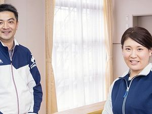 スタッフが並ぶリビング  