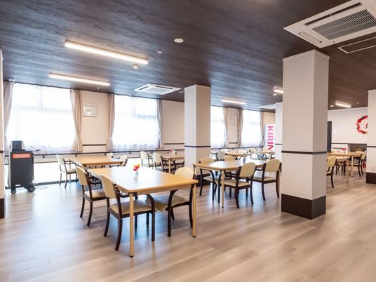 ゆったり食事ができる食堂