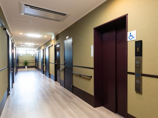 廊下と扉の先に広がる空間