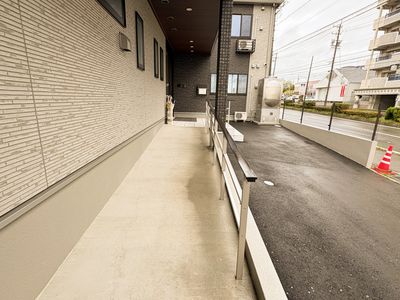 建物へのスロープ入口