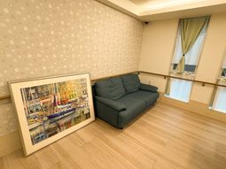 絵画のあるソファ