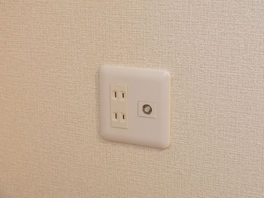 壁に取り付けられたコンセント