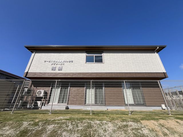 施設の外観 外観 明るい空の下に建つしっかりとした構造の建物です。広々とした敷地が魅力です。