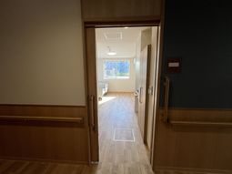 明るい居室の通路  