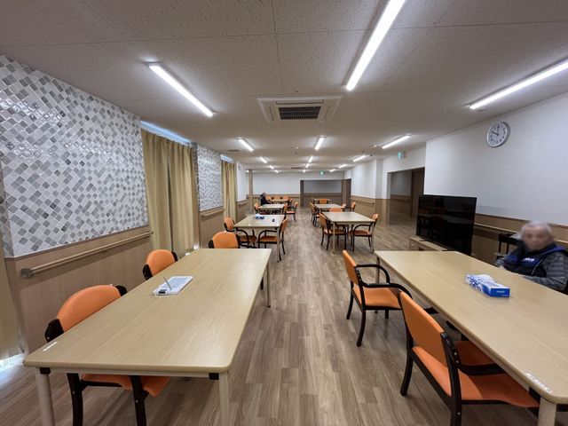 明るい空間の食堂 食堂 広々とした明るい空間で、ゆったりと食事が楽しめます。自然光が優しく差し込む食堂です。