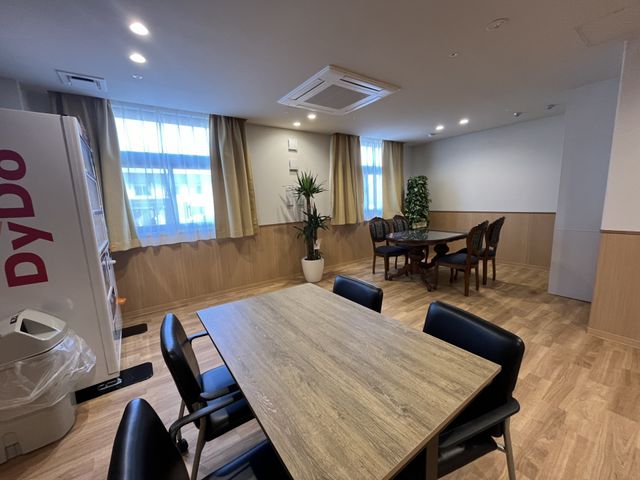 光が差し込むダイニングルーム ダイニングルーム 自然光が入る明るいダイニングルームです。木の温もりを感じながら、食事を楽しめます。