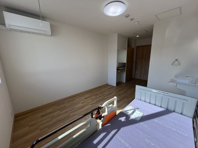 落ち着いた色調の居室 居室 広々とした居室は、シンプルで落ち着いた雰囲気です。快適な空間で過ごしやすさを実感できます。