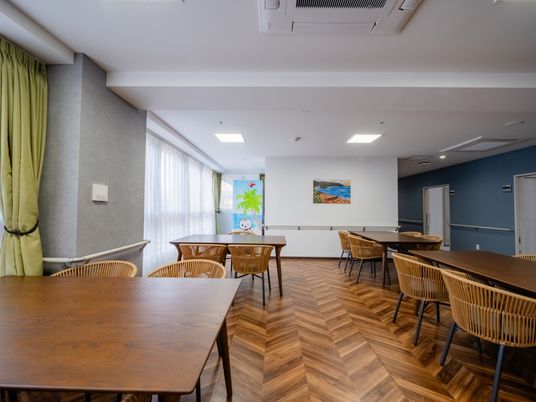 自然光差し込む食堂