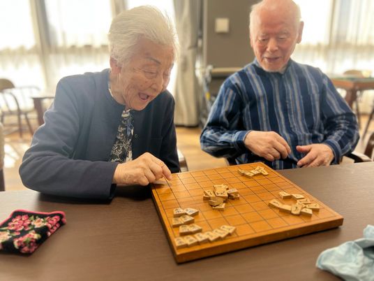 将棋を楽しむ高齢者の多目的室  