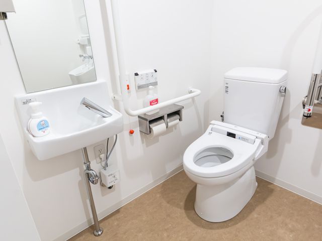 清潔な設備のトイレ トイレ 利用者に配慮した清潔なトイレです。安全装備が揃い、安心してご利用いただけます。