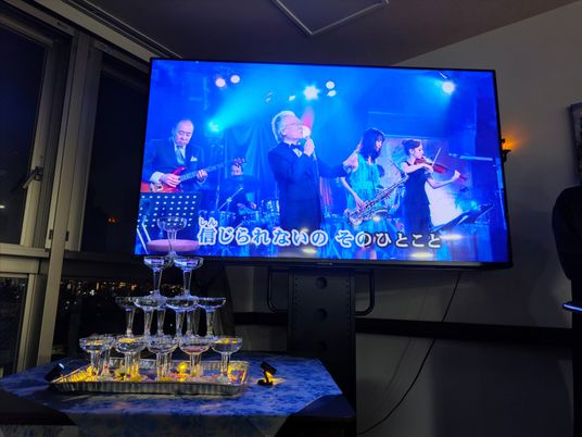 テレビとグラス棚の部屋  