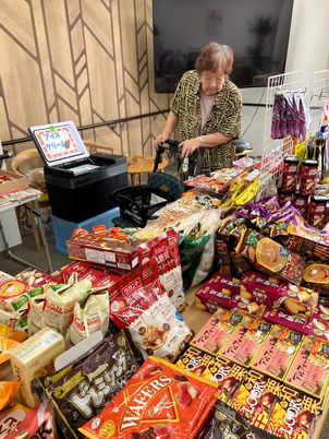 お菓子販売会のリビング