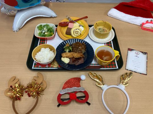 クリスマス食事の机  