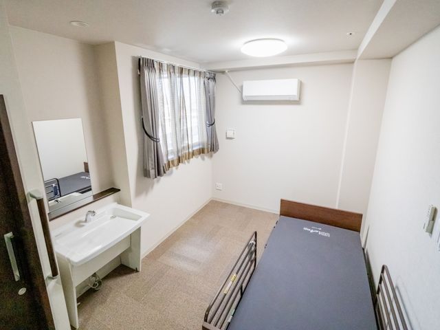 快適さが際立つ居室 居室 ゆったりとした明るいスペースで、くつろぎのひとときを提供します。