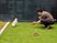 屋外で犬と接する職員の庭  
