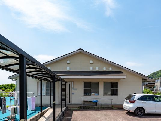 青空と建物の外観  