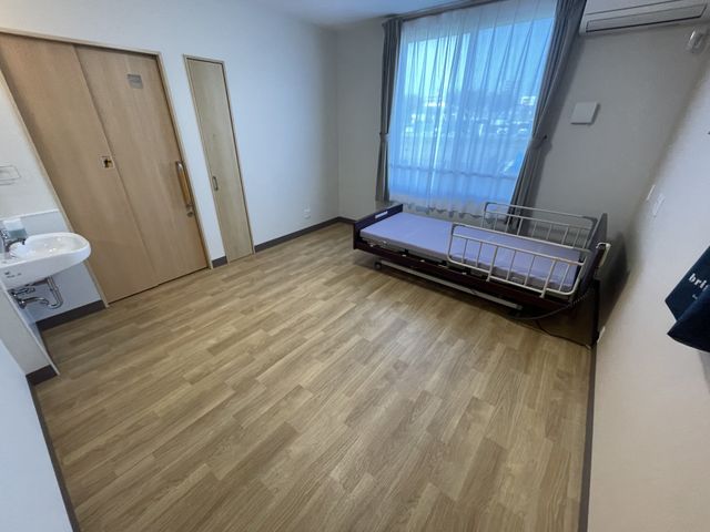広いベッド付きの部屋 居室 広々とした空間で、自然光がたっぷりと差し込む居室です。ベッドが配置され、快適に過ごせます。